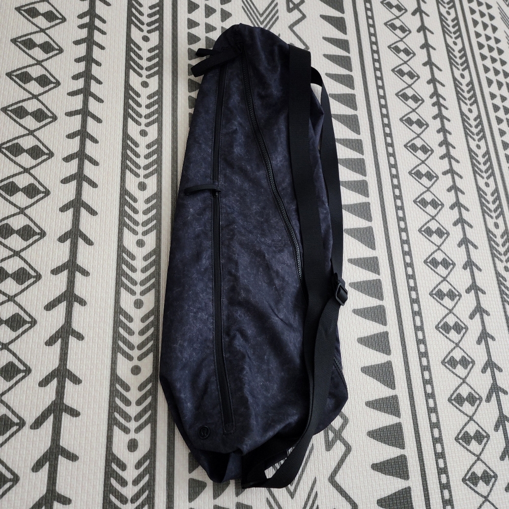 Lululemon The Yoga Bag in Gravel Dust Ice Grey Nebula / Black Yoga Mat Bag